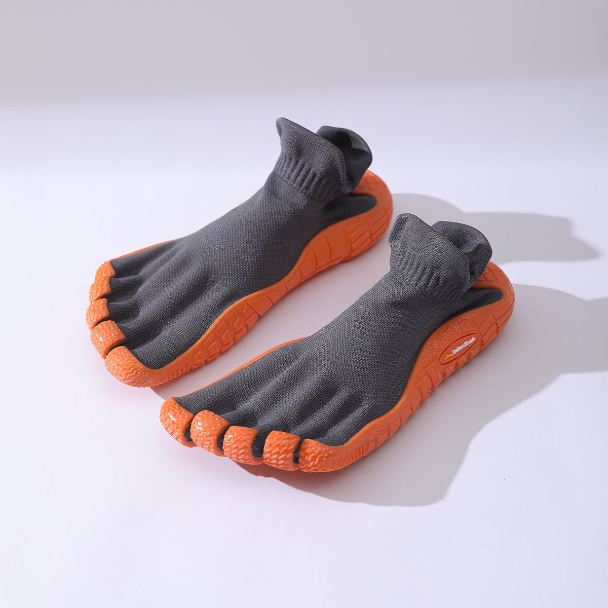 Zapatillas Minimal Socknit antracita naranja para pisada natural y confort indoor