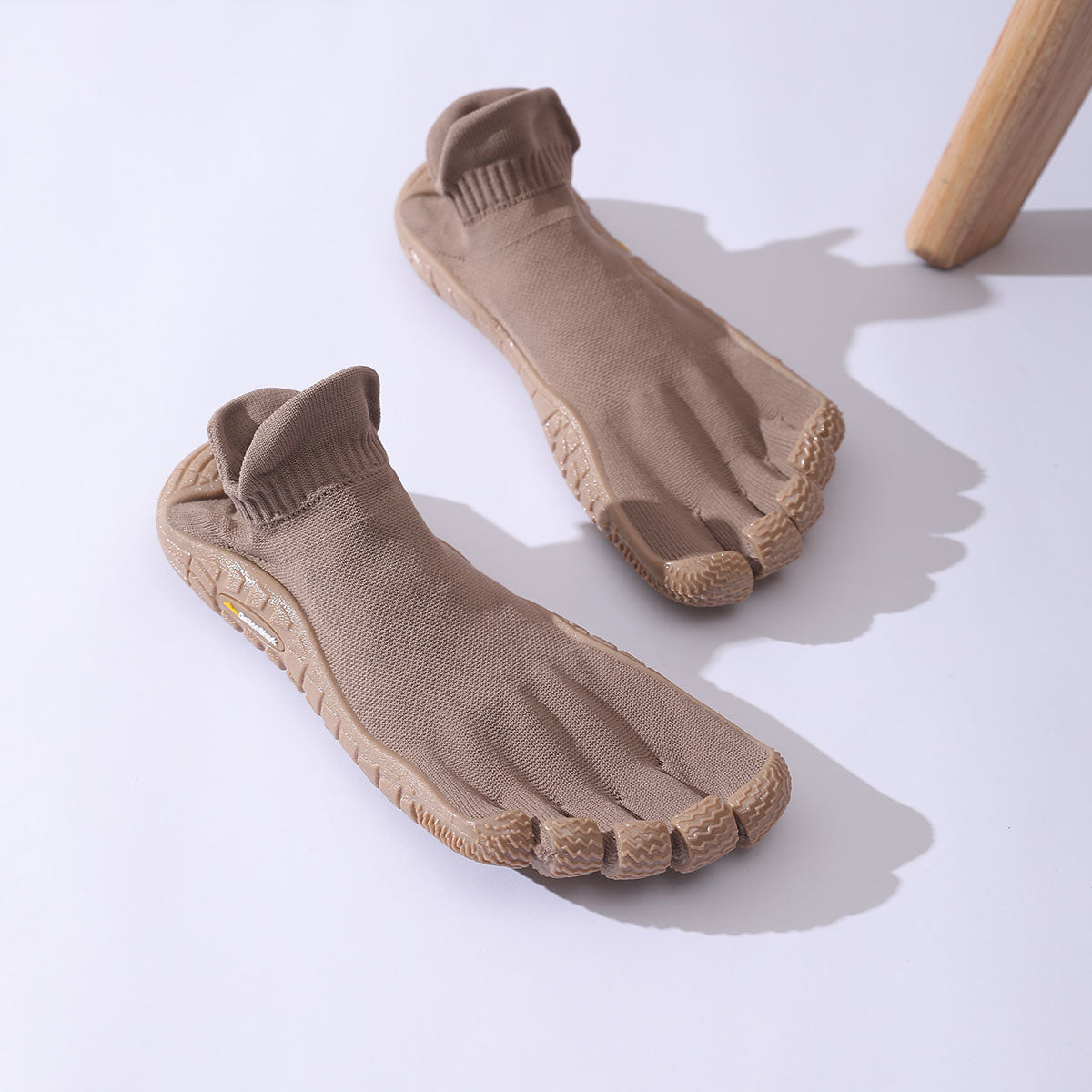 Calzado barefoot de cinco dedos GallonShark Minimal Socknit Bronze Brown, zapatillas minimalistas tipo calcetín unisex.