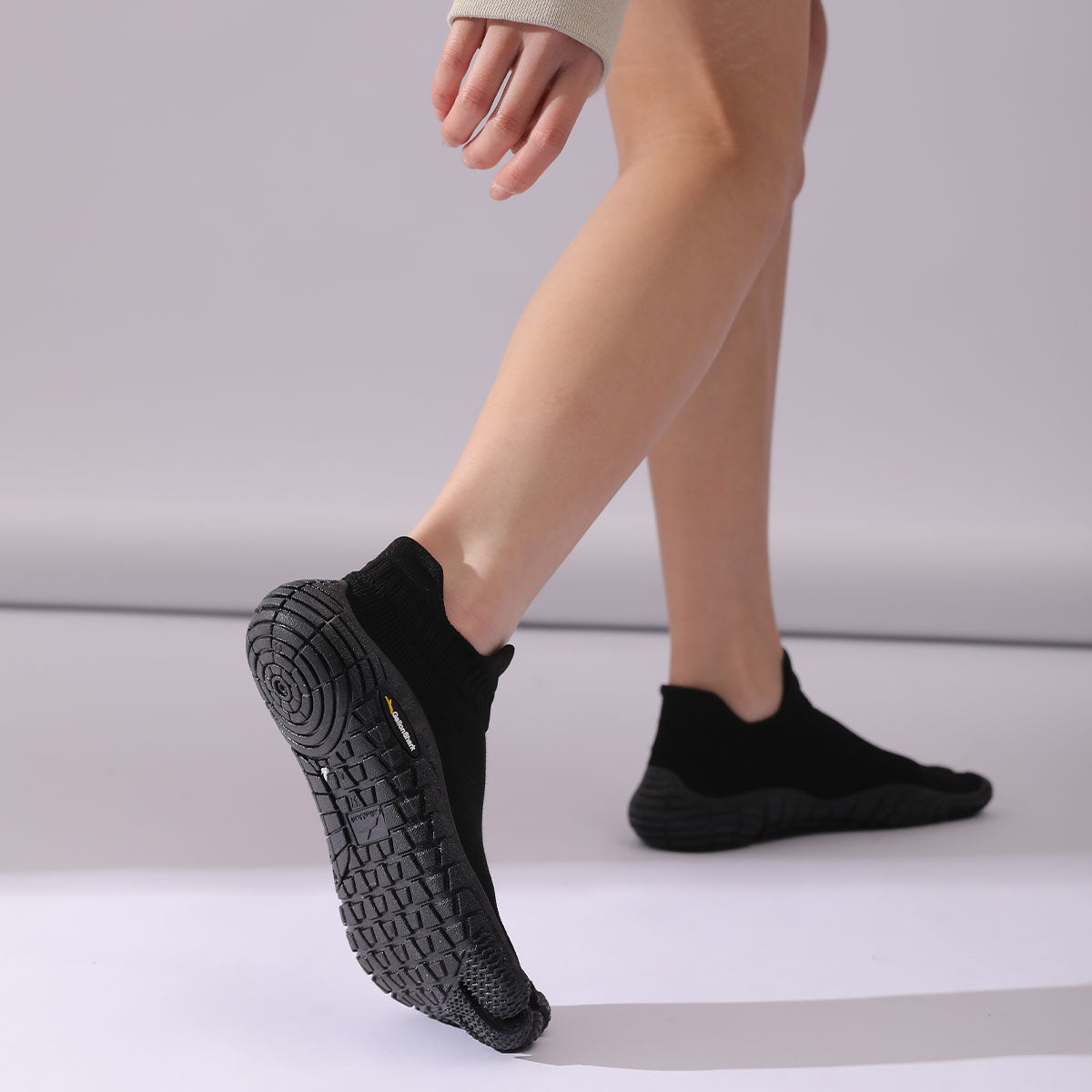 Diseño ergonómico de los zapatos de dedos separados GallonShark que respeta la forma del pie.