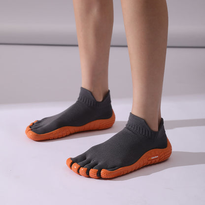 Zapatillas Minimal Socknit antracita con detalles naranjas para pisada natural y confort indoor