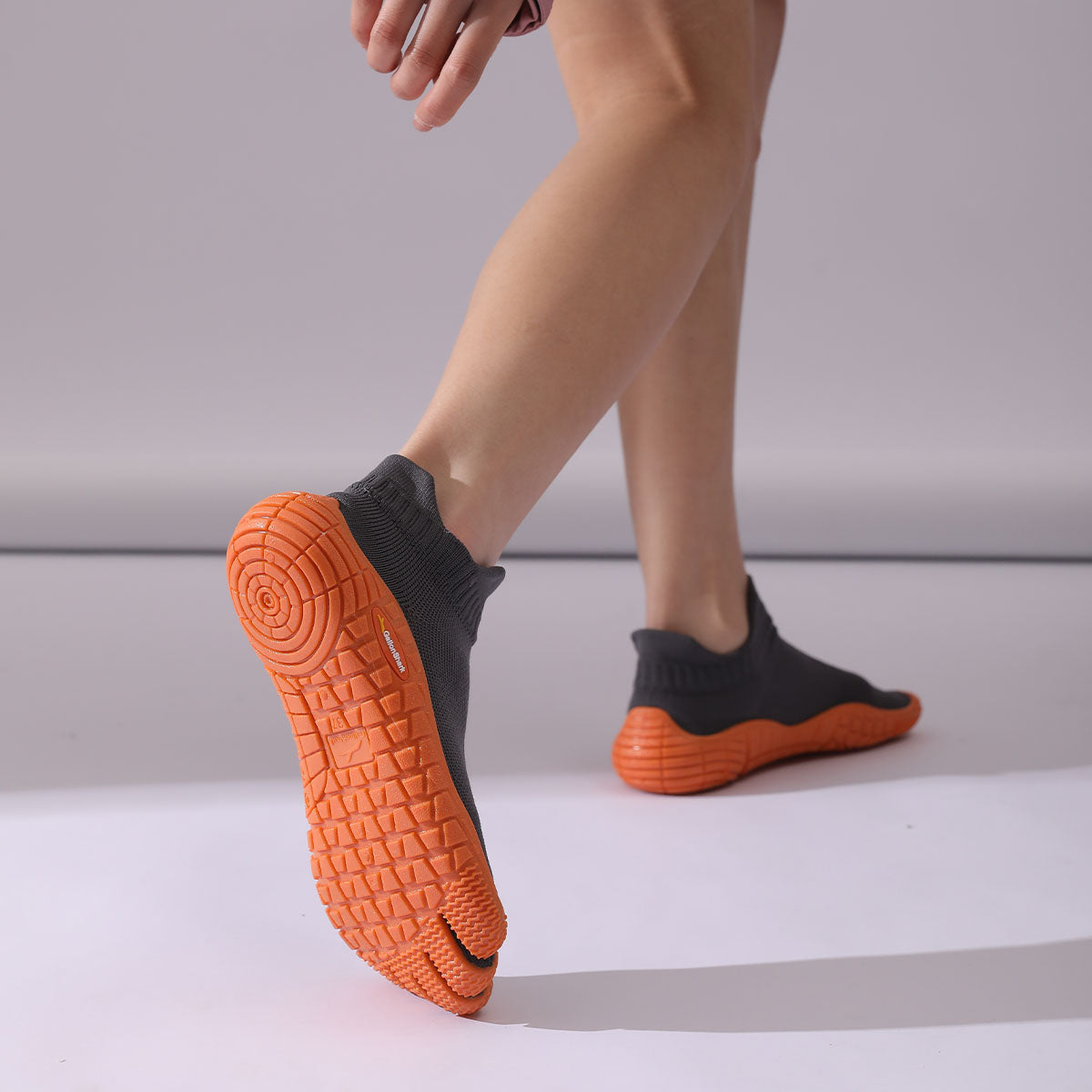 Zapatillas Minimal Socknit antracita y naranja diseño barefoot minimalista