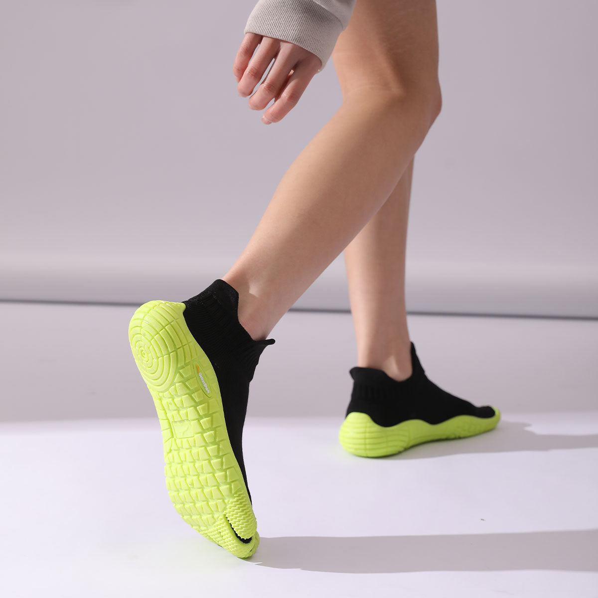 Zapatillas Minimal Socknit Amarillo negras para pisada natural y confort barefoot