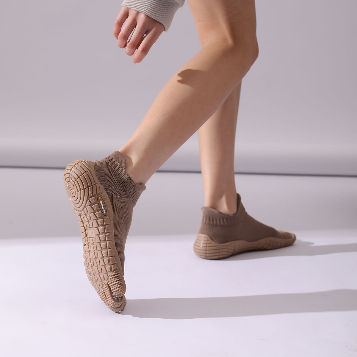 Calzado barefoot de cinco dedos GallonShark Minimal Socknit Bronze Brown, zapatillas minimalistas tipo calcetín unisex.