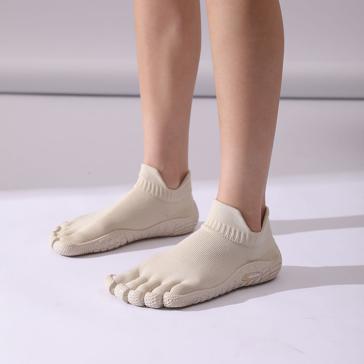 Zapatillas Minimal Socknit color blanco marfil para entrenamiento indoor