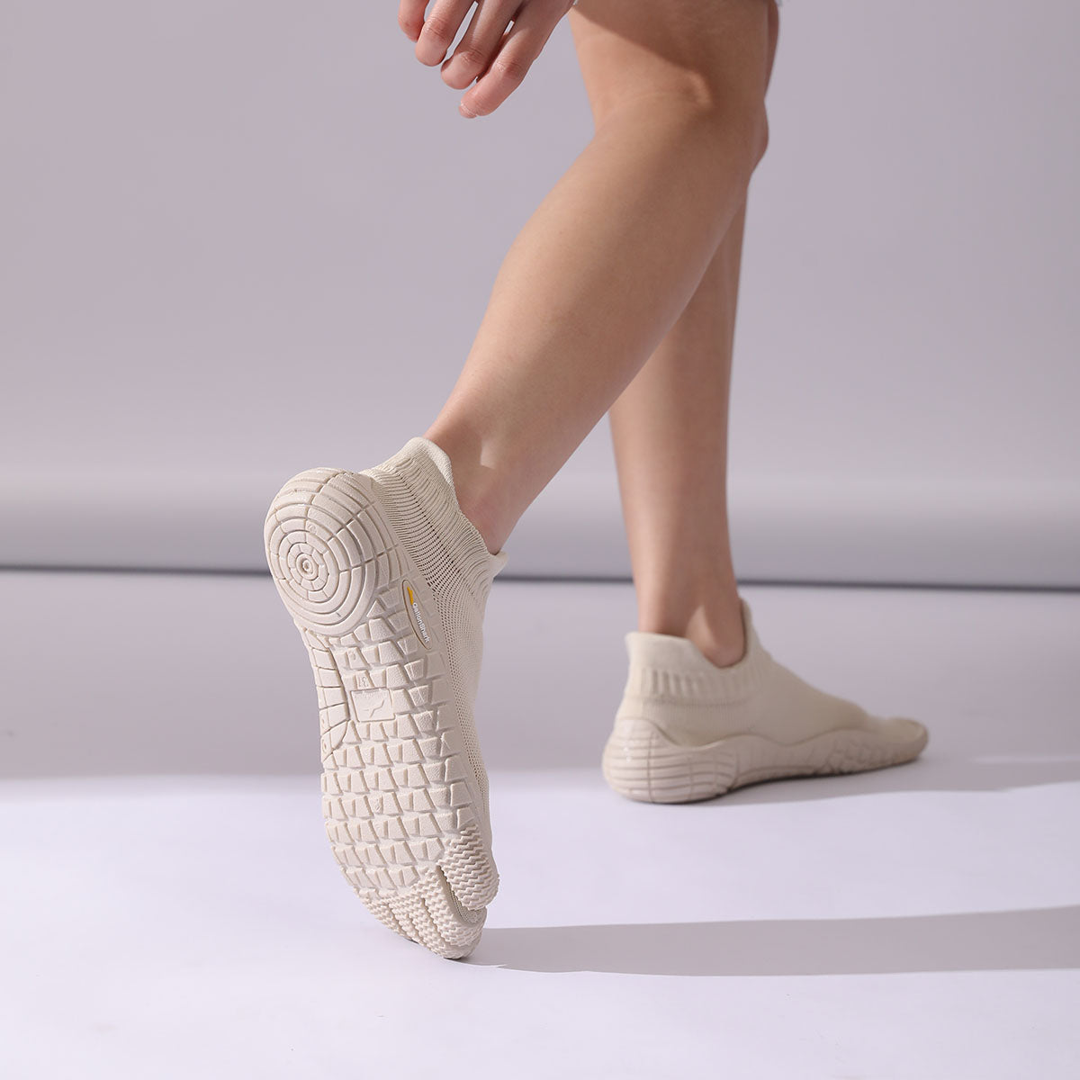 Zapatillas Barefoot Minimal Socknit color blanco marfil para entrenamiento indoor y equilibrio natural