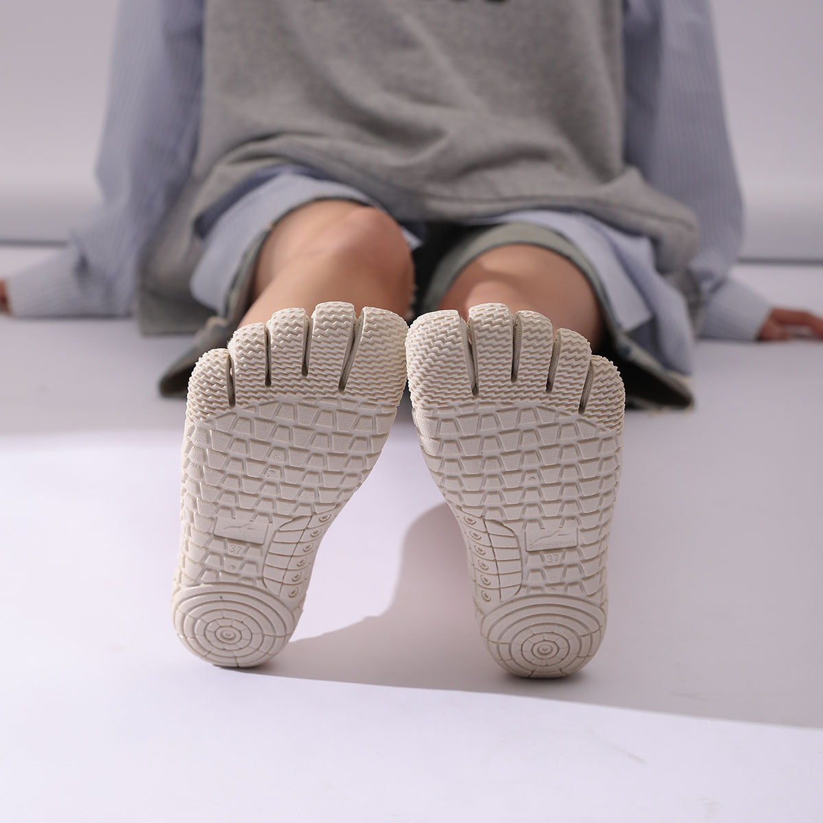 Zapatillas Minimal Socknit en color blanco marfil para entrenamiento indoor y equilibrio natural