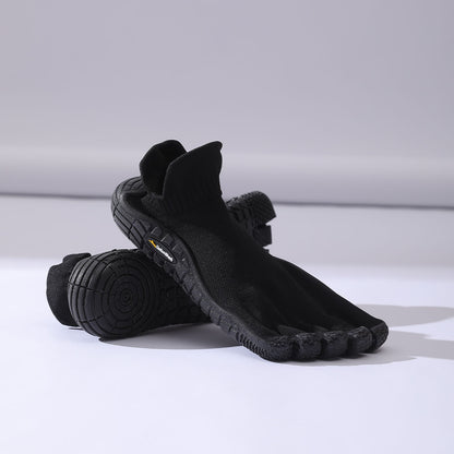 Zapatillas barefoot negras de cinco dedos para entrenamiento funcional y fitness.