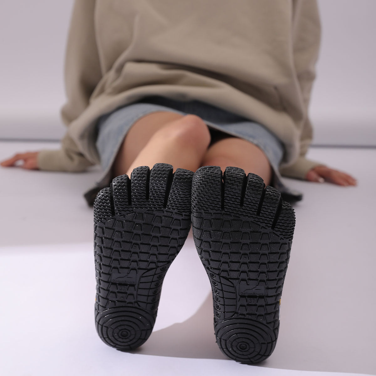 Detalle del tejido transpirable Socknit Obsidian Black con ajuste tipo calcetín.