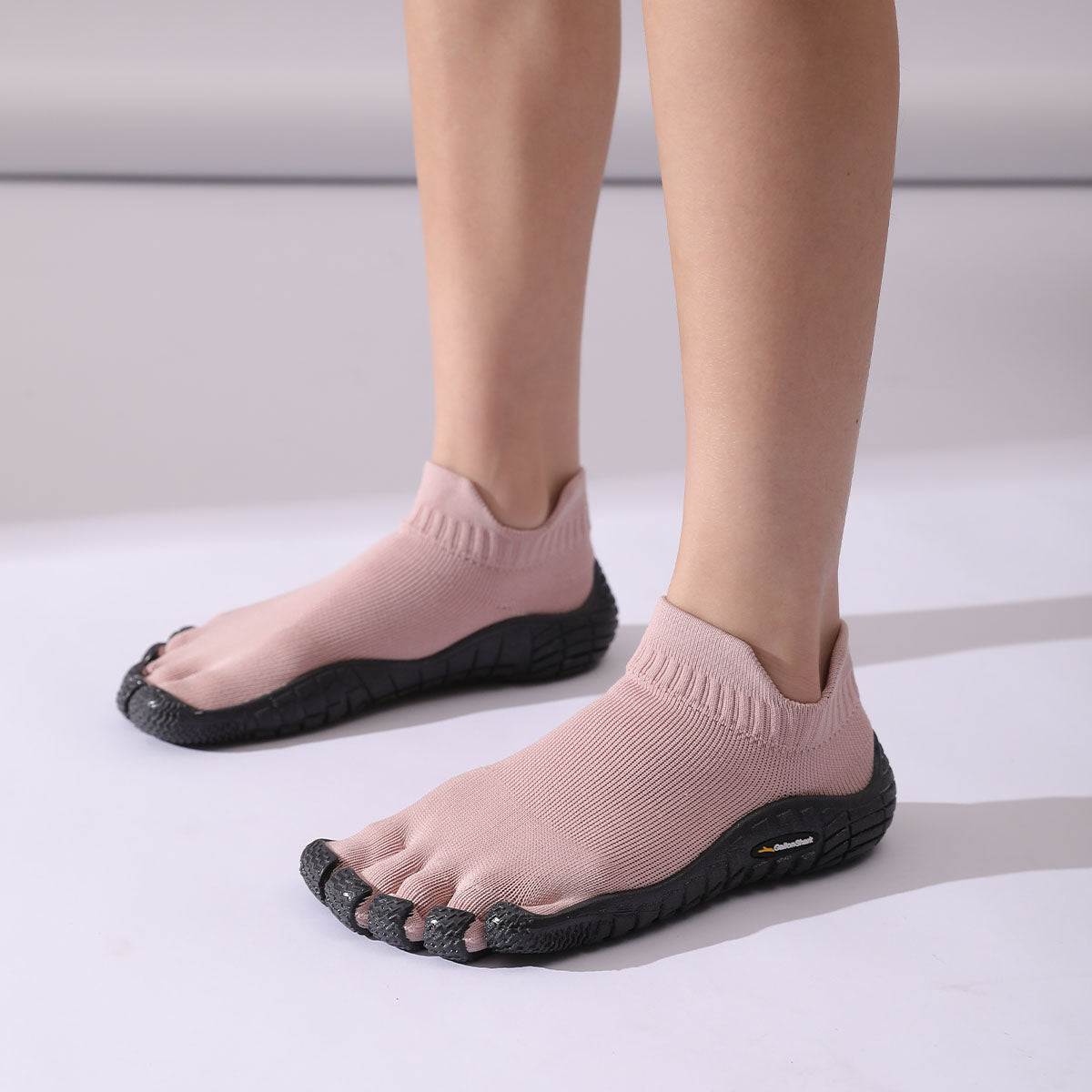 Zapatos Minimal Socknit Rosa de cinco dedos con suela flexible y puntera ancha para caminar descalzo.
