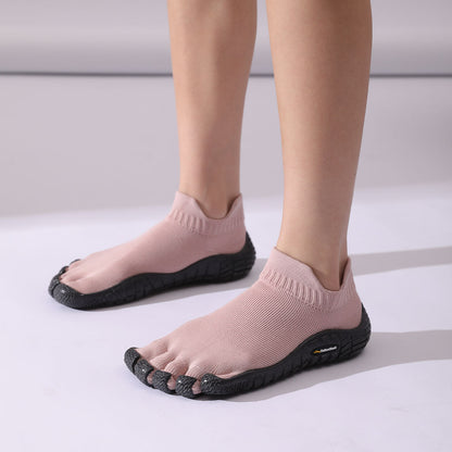 Zapatos Minimal Socknit Rosa de cinco dedos con suela flexible y puntera ancha para caminar descalzo.
