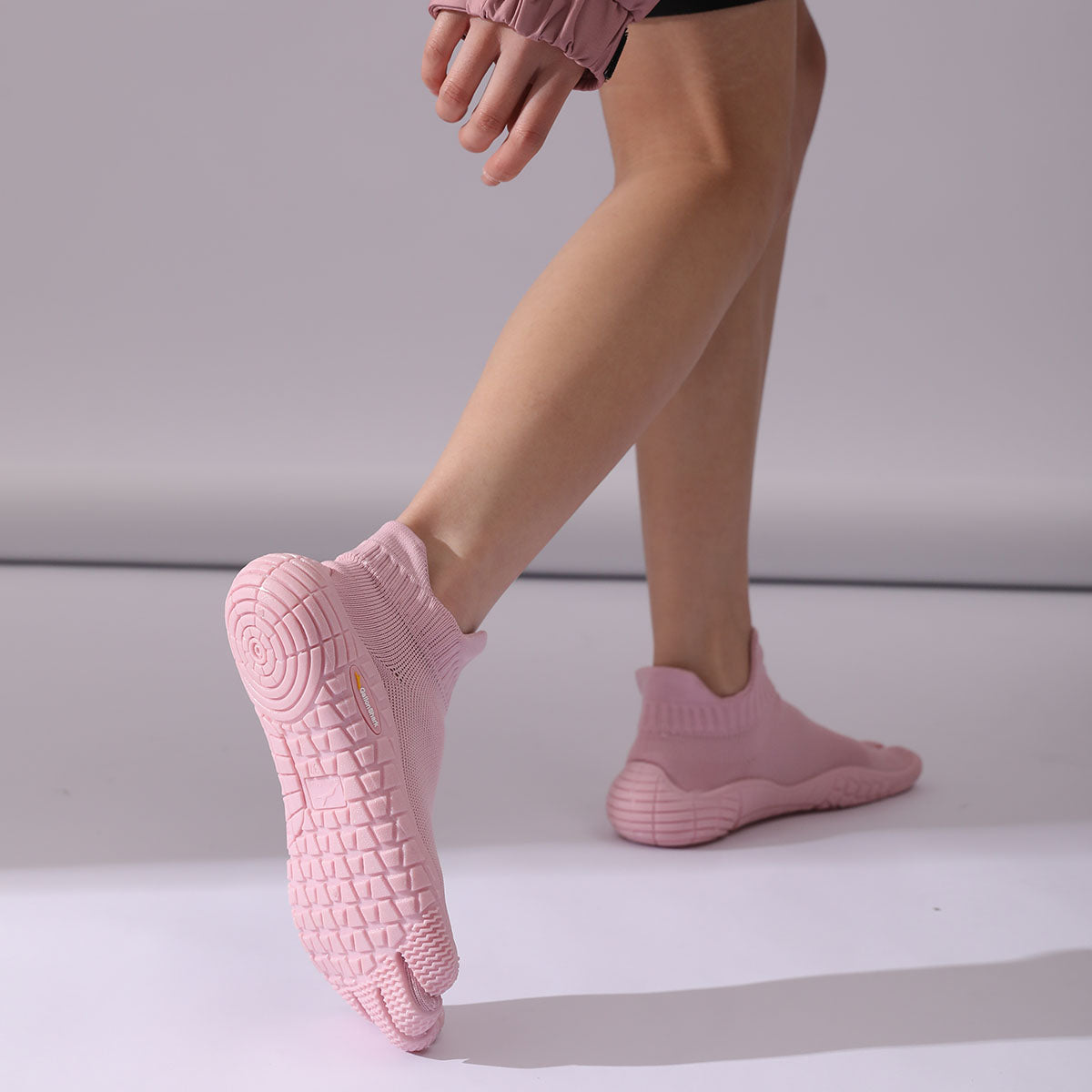 Zapatillas Minimal Socknit en color Rose Quartz para rutinas indoor