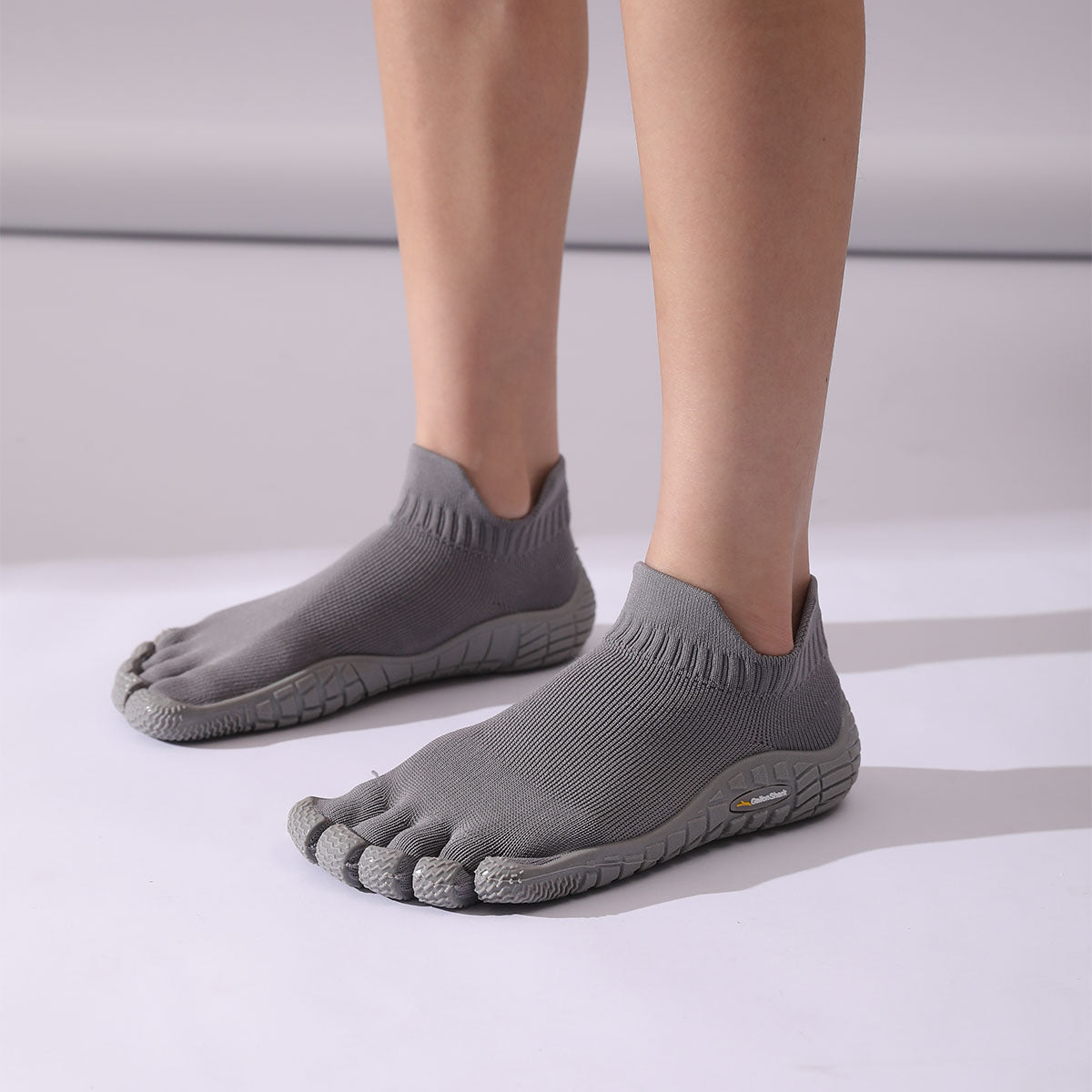 Zapatillas Barefoot Minimal Socknit color gris plata para entrenamiento indoor y confort natural