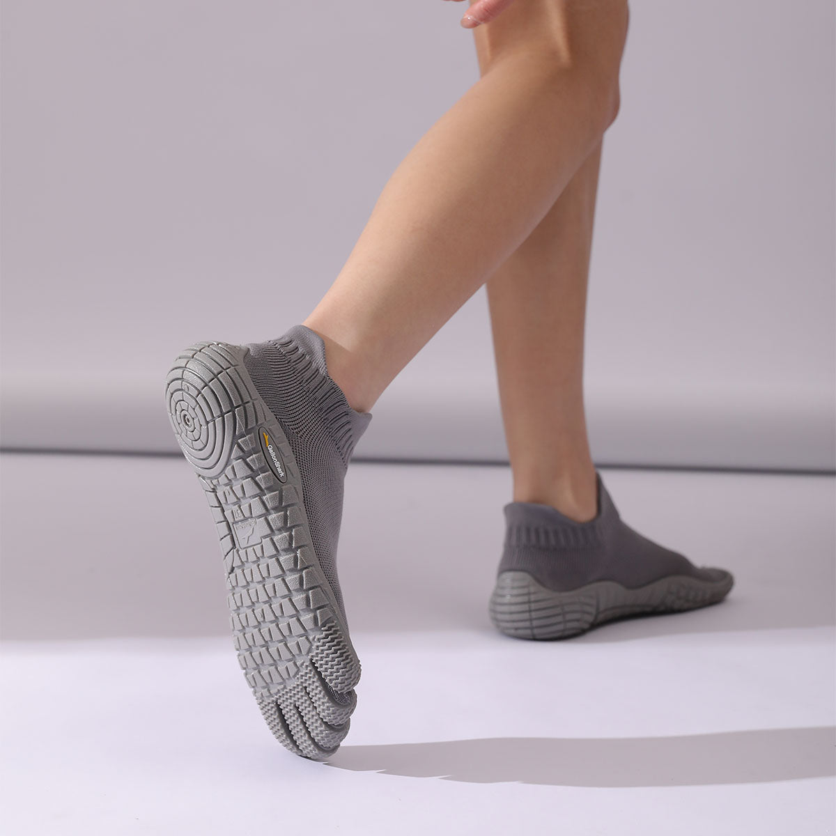 Zapatillas Minimal Socknit plateadas para entrenamiento indoor y equilibrio natural.