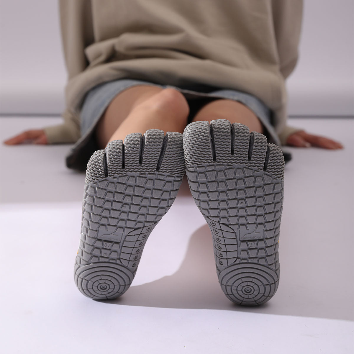 Zapatillas Minimal Socknit color gris plata para entrenamiento y equilibrio barefoot